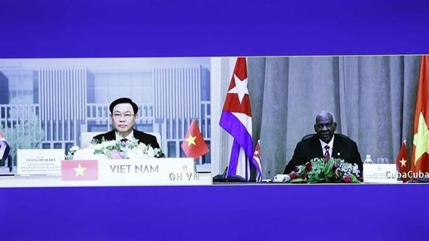 Le président de l'Assemblée nationale du Vietnam, Vuong Dinh Hue (gauche), et le président de l'Assemblée nationale du Pouvoir populaire de Cuba, président du Conseil d'État de Cuba, Esteban Lazo Hernandez. Photo: VNA