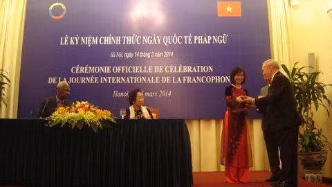 La professeur agrégée Nguyên Ngoc Luu Ly reçoit le Prix des Jeunes Francophones. Photo: Van Anh/NDEL.
