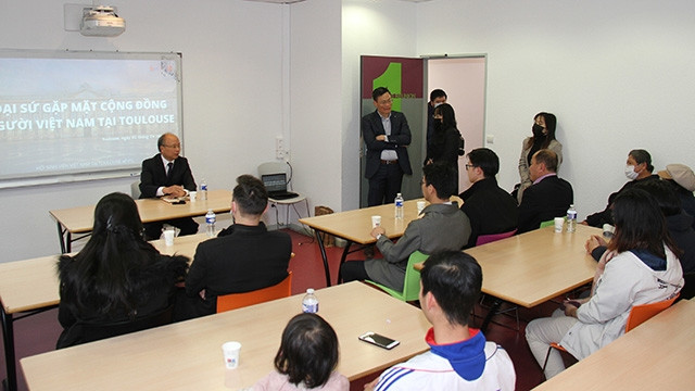 Rencontre entre l’ambassadeur vietnamien en France, Dinh Toàn Thang, et des représentants de la communauté vietnamienne, le 2 avril à Toulouse. Photo : NDEL.