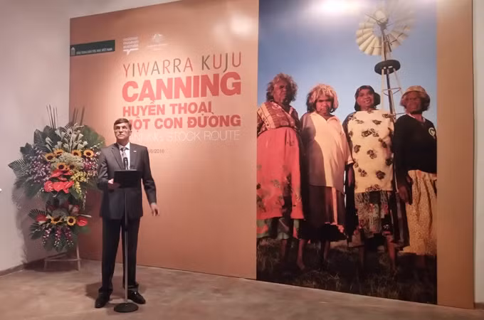 L’ambassadeur d’Australie au Vietnam, Hugh Borrowman, prend la parole lors de la cérémonie d’inauguration de l’exposition «Canning : légende d’une route», le 18 mai au Musée d’ethnographie du Vietnam. Photo: GL/NDEL.