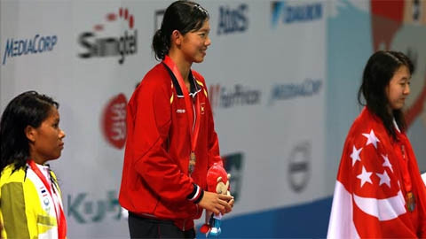 La nageuse Anh Viên sur le podium avec deux médailles d’or. Photo: Hai Dang/NDEL.