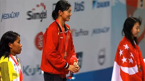La nageuse Anh Viên sur le podium avec deux médailles d’or. Photo: Hai Dang/NDEL.