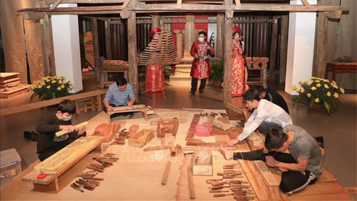 Présentation de sculptures sur bois du village de menuisiers d'Ang Phao (commune de Cao Duong, district de Thanh Oai, en banlieue de la capitale Hanoï. Photo : VNA.