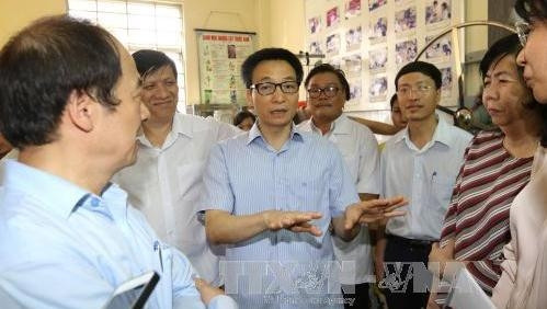 Le Vice-Premier ministre vietnamien, Vu Duc Dam, inspecte le modèle de médecin de famille du Centre de la Santé du 16ème quartier, 4ème arrondissement à Hô Chi Minh-Ville. Photo : VNA.