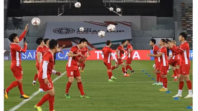 Les joueurs vietnamiens à l'entraînement à Abou Dhabi avant le match contre l'Irak. Photo : AFC. 