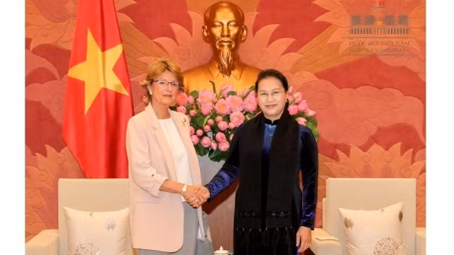 La Présidente de l’AN du Vietnam, Nguyên Thi Kim Ngân (à droite) et l'ambassadrice d'Espagne, Maria Jesus Figa Lopez-Palop, le 26 décembre, à Hanoi. Photo : quochoi.vn.