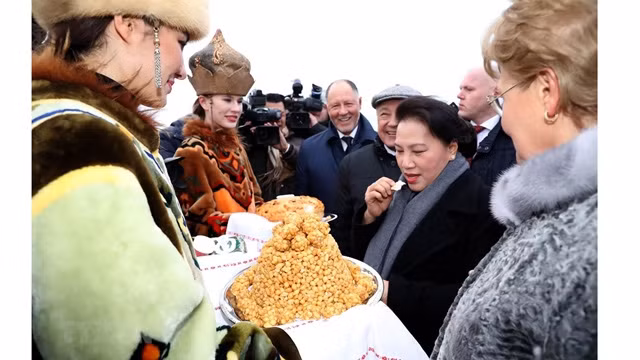 Cérémonie d’accueil de la Présidente de l’AN vietnamienne Nguyên Thi Kim Ngân lors de son arrivée dans la ville de Kazan, en République du Tatarstan, débutant sa visite officielle en Russie, le 8 décembre. Photo : VNA.