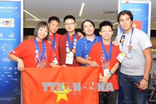 L’équipe vietnamienne prend la photo souvenir. Photo: VNA.