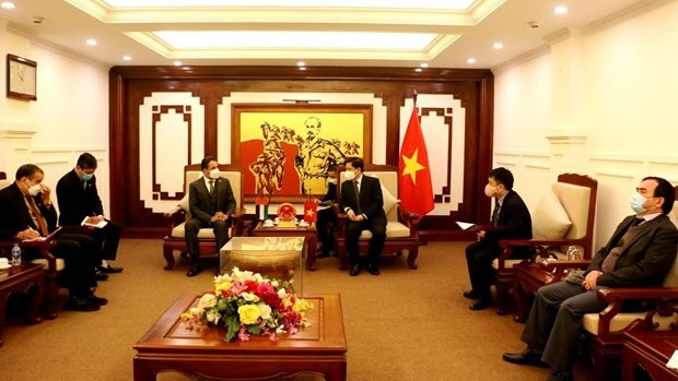 Lors de la séance de travail entre le ministre vietnamien des Transports, Nguyên Van Thê, et l'ambassadeur des Émirats arabes unis (EAU) au Vietnam Obaid Saeed Obaid Bintaresh Al Dhaheri. Photo : mt.gov.vn