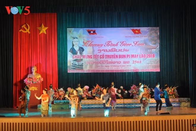 L’Université du Tây Bac célèbre la fête Bunpimay pour les élèves et étudiants laotiens à Son La. Photo : VOV.