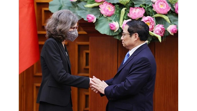 Le Premier ministre Pham Minh Chinh et l’ambassadrice du Canada, Deborah Paul, à Hanoi, le 10 mars. Photo : VNA.