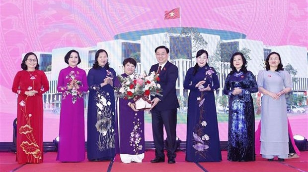 Le Président de l’Assemblée nationale, Vuong Dinh Huê, pose avec le groupe des femmes députées de la XVe Assemblée nationale. Photo : VNA.