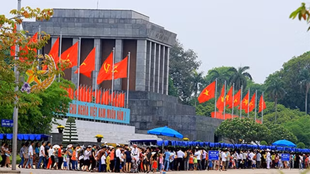 Les gens font la longue queue en ordre pour entrer dans le mausolée avec un sentiment de respect et de reconnaissance à l’égard du grand dirigeant vietnamien. Photo : VGP.