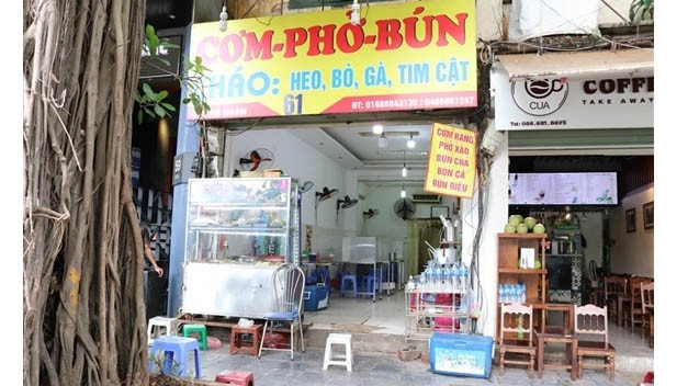 Hanoï commence à fermer un certain nombre de restaurants de bière et les petits marchés de plein air au milieu des craintes croissantes de résurgence du coronavirus. Photo : qdnd.com.vn.
