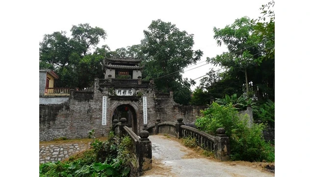 L'ancien pont enjambe un petit canal pour entrer dans le célèbre village traditionnel des « cha gio ». Photo : hanoi.gov
