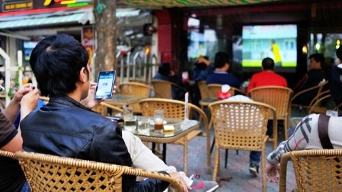 Pour louer les télévisions de 50 à 60 pouces, les locataires doivent payer de 900.000 à 2,9 millions de dôngs par jour. Photo: NHÂN DÂN.
