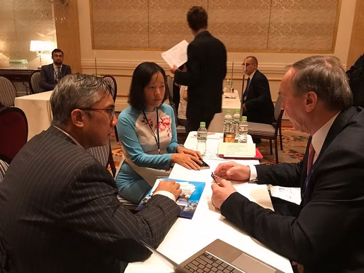 Des représentants des entreprises vietnamiennes et polonaises sondent les opportunités d'investissement. Photo : congthuong. 