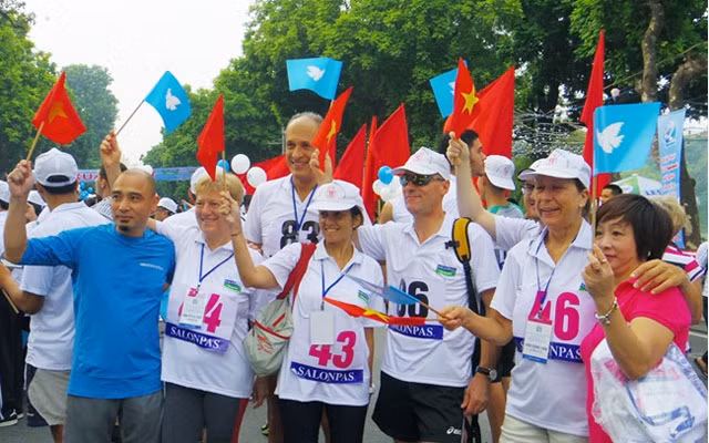 La joie des amis internationaux lors de cette course.