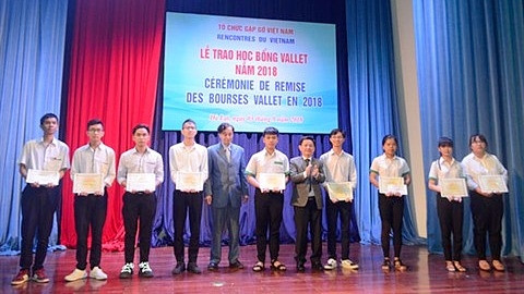 Cérémonise de remise des bourses Odon Vallet à des élèves du Centre, le 3 septembre. Photo: VNA.