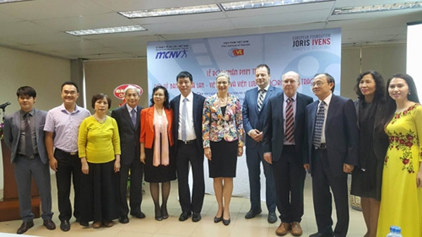 Le Comité de la santé Pays-Bas – Vietnam et l’institut Joris Ivens offrent 33 documentaires au VFI. Photo : hanoimoi.com.vn