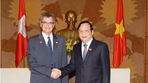 Le vice-président de l'AN du Vietnam, Huynh Ngoc Son (à droite), et le chef de la délégation parlementaire suisse, Pierre-François Veillon, le 27 mars à Hanoi. Photo: Phuong Hoa/VNA/CVN.