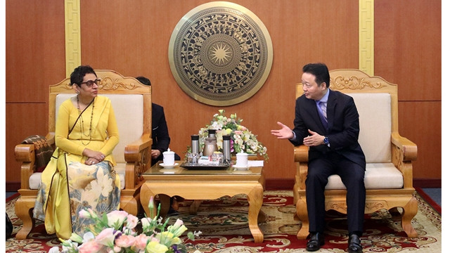 Le ministre des Ressources naturelles et de l’Environnement, Trân Hông Hà (à droite) et l’ambassadrice du Sri Lanka au Vietnam Hasanthi Urugodawatte Dissanayake. Photo : baotainguyenmoitruong.vn.