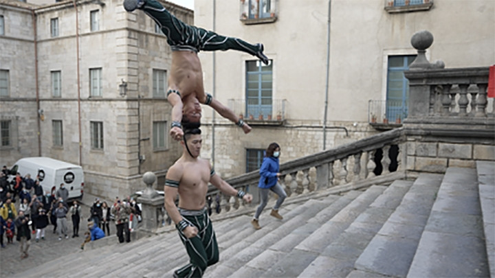 Les artistes de cirque vietnamiens Quôc Co et Quôc Nghiêp réalisent un nouveau record Guiness en escaladant 100 marches, tête contre tête, à la cathédrale de Girona, en Espagne, le 23 décembre 2021. Photo : baoquocte.vn.