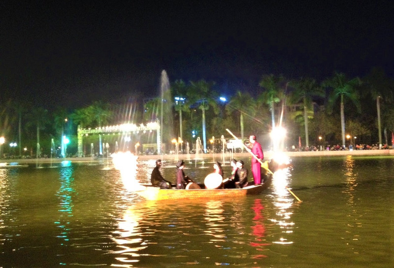 Des représentations de « quan ho » sont organisées périodiquement sur le lac Nguyen Phi Y Lan dans le centre-ville de Bac Ninh. Photo : Nguyen Thi Minh/NDEL.
