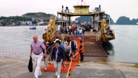 Des touristes de la croisière «Célébrités du millénaire» en visite à la baie de Ha Long. Photo: NDEL.