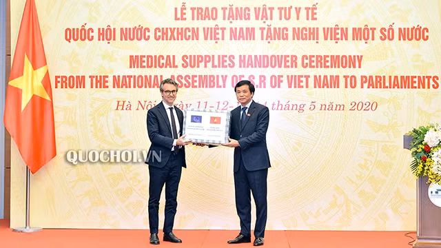 Le secrétaire général de l’AN et président du Bureau de l’AN vietnamienne, Nguyên Hanh Phuc, remet du matériel médical au chef de la délégation de l'UE au Vietnam, l’ambassadeur Pier Giorgio Aliberti. Photo : VGP