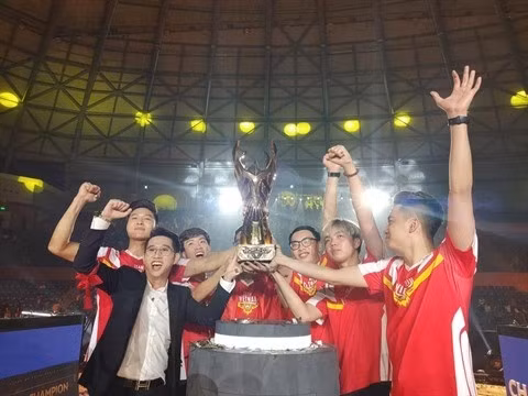 L'équipe vietnamienne The Flash remporte le titre de champion du monde de 2019 du sport électrique «Arena of Valor», le 14 juillet à Dà Nang. Photo : Infogamers/CVN.