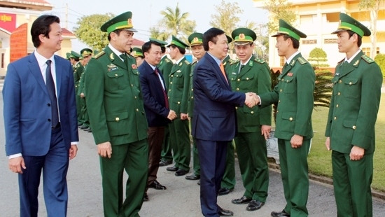Vuong Dinh Huê présente ses vœux de Nouvel An à la Garde-frontière de Hà Tinh. Photo: baohatinh.vn.
