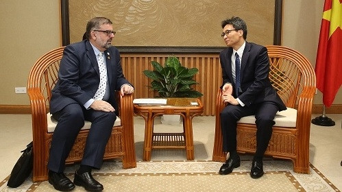 Le Vice-PM Vu Duc Dam (à droite) et le Directeur de l'équipe de l'ONUSIDA d'appui aux régions pour l'Asie et le Pacifique, Eamonn Murphy. Photo : VGP.