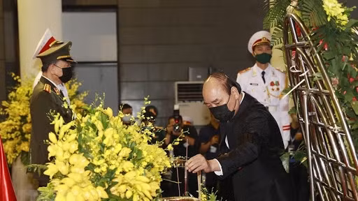 Le Premier ministre Nguyên Xuân Phuc rend hommage à l’ancien Secrétaire général du Parti communiste du Vietnam, Lê Kha Phiêu. Photo : BKT..