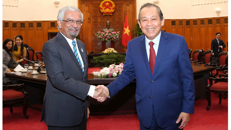 Le Vice-Premier ministre Truong Hoa Binh (à droite) et Kamal Malhotra, coordonnateur résident de l’ONU au Vietnam, le 24 octobre à Hanoi. Photo : VGP.