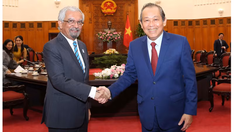 Le Vice-Premier ministre Truong Hoa Binh (à droite) et Kamal Malhotra, coordonnateur résident de l’ONU au Vietnam, le 24 octobre à Hanoi. Photo : VGP.