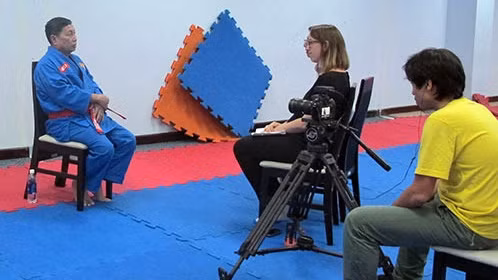 Le grand maître du Vovinam, Nguyên Van Chiêu (à gauche) et l’équipe du tournage de la CNN. Photo: TTO.