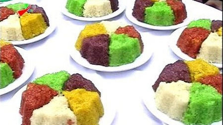 Le riz gluant cuit à la vapeur aux cinq couleurs, une spécialité culinaire des ethnies minoritaires du Nord-Ouest. Photo: 