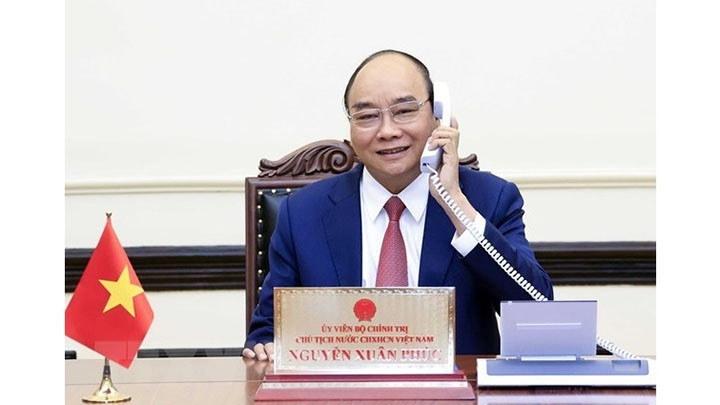 Le Président Nguyên Xuân Phuc s’entretient au téléphone avec le Président sud-coréen élu, Yoon Suk-yeol. Photo : VNA.