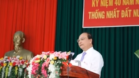Le vice-PM Nguyên Xuân Phuc prend la parole lors de la cérémonie de célébration du 40e anniversaire de la libération du Sud et de la réunification nationale, le 28 avril, dans la province de Vinh Long. Photo: VGP. 