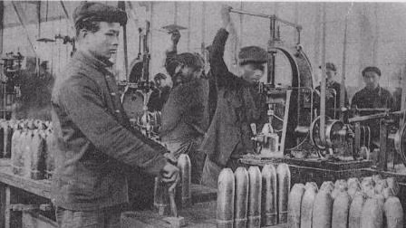 Un Vietnamien travaille dans une usine d'armement en France. Photo: VOV.