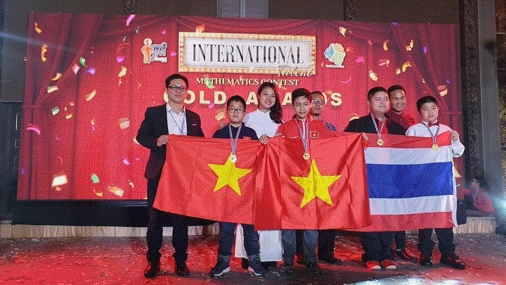 Des élèves de Hanoi primés au Concours « À la recherche des talents mathématiques » en Thaïlande. Photo : thanhnien.