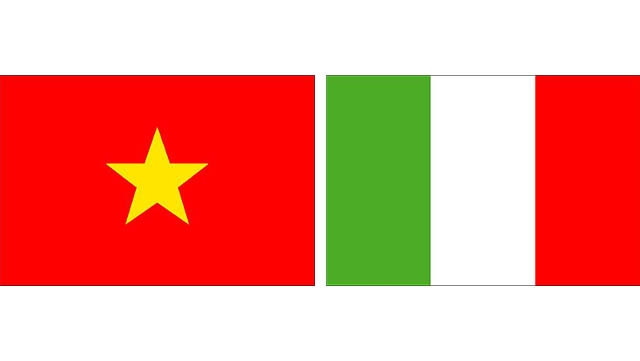 Les drapeaux du Vietnam et de l’Italie. Photo: NDEL.