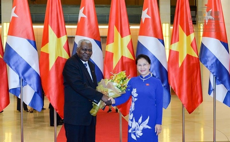 La Présidente de l’AN vietnamienne, Nguyên Thi Kim Ngân (à droite), et son homologue cubain Esteban Lazo Hernandez. Photo: quochoi.vn.