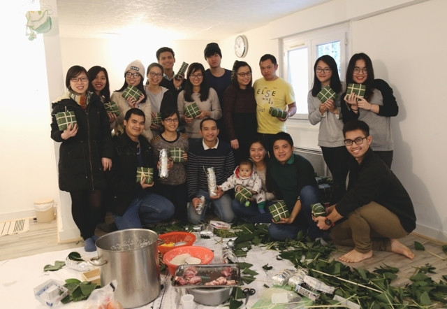 Têt traditionnel: Préparation du «banh chung» des étudiants vietnamiens à Montpelier