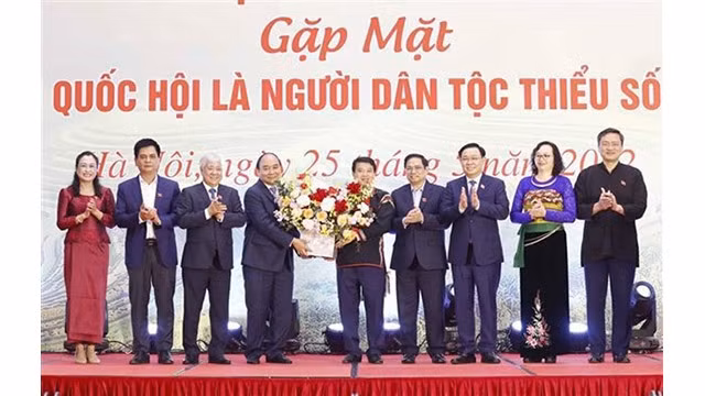 Des dirigeants du Parti et de l'État du Vietnam rencontrent les députés ethniques. Photo : VNA.