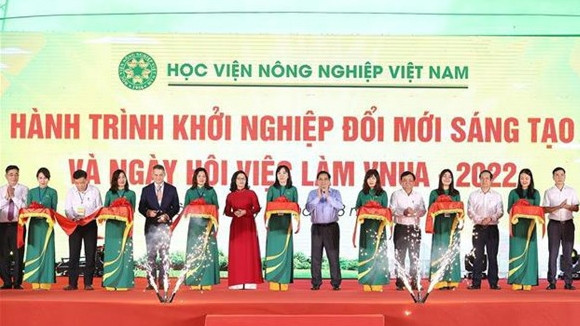Le Premier ministre Pham Minh Chinh coupe la bande inaugurale de l’événement "Le parcours d’entrepreneuriat et d’innovation et la fête de l’emploi de la VNUA - 2022" à Hanoi. Photo : VNA.