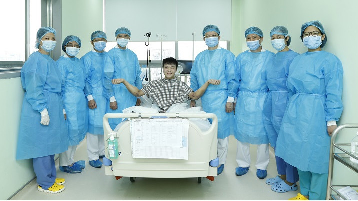 Le patient peut bouger et tenir des objets après la greffe de ses avant-bras. Photo : NDEL.