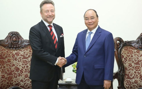 Le PM vietnamien, Nguyên Xuân Phuc (à droite), en recevant l’Ambassadeur tchèque au Vietnam, Vitezslav Grepl, le 2 juin à Hanoi. Photo: VGP.