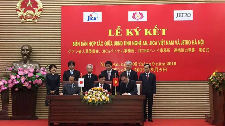 La cérémonie de signature. Photo : https://baodauthau.vn